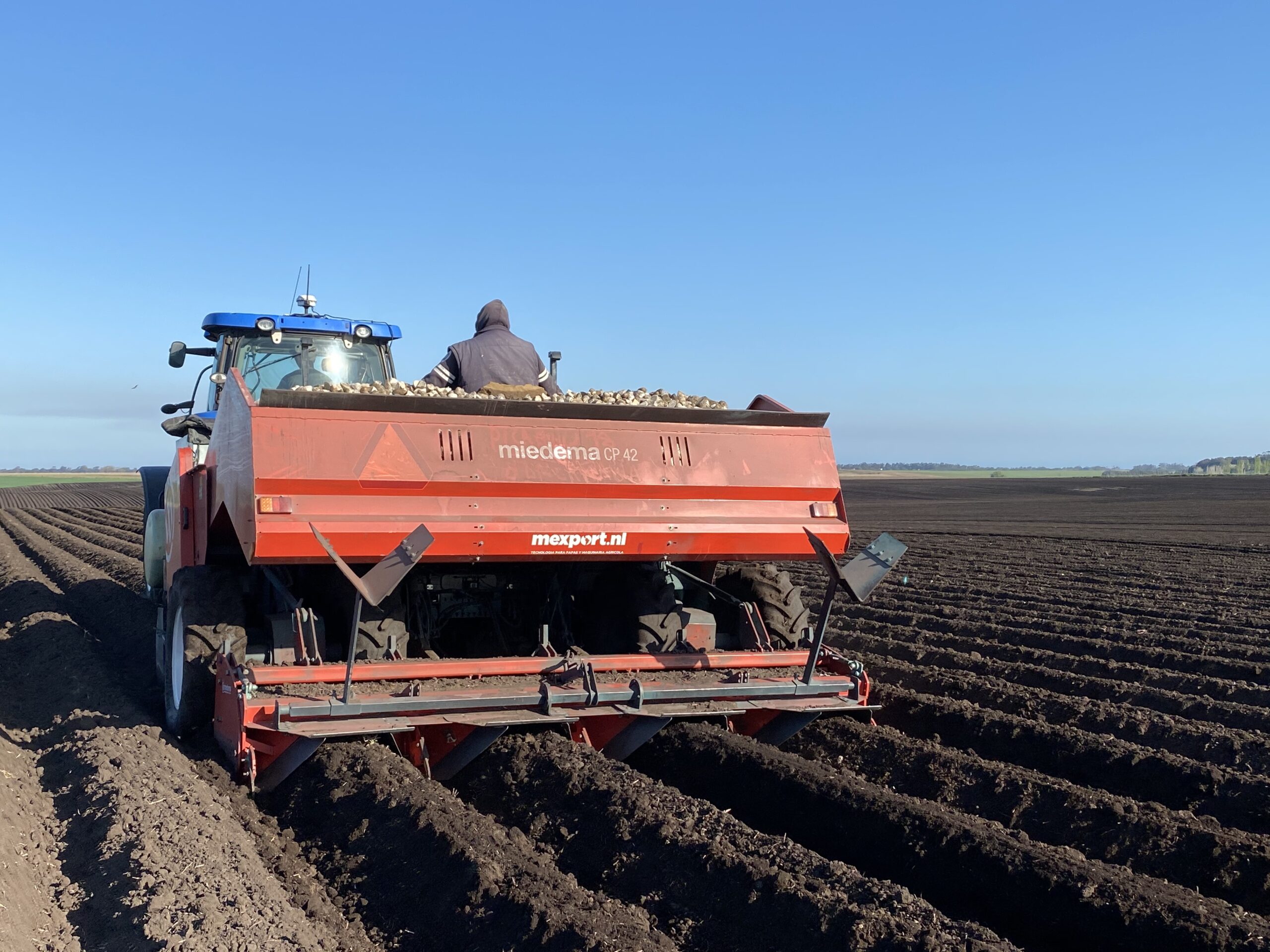Maquinaria sembrando en el campo